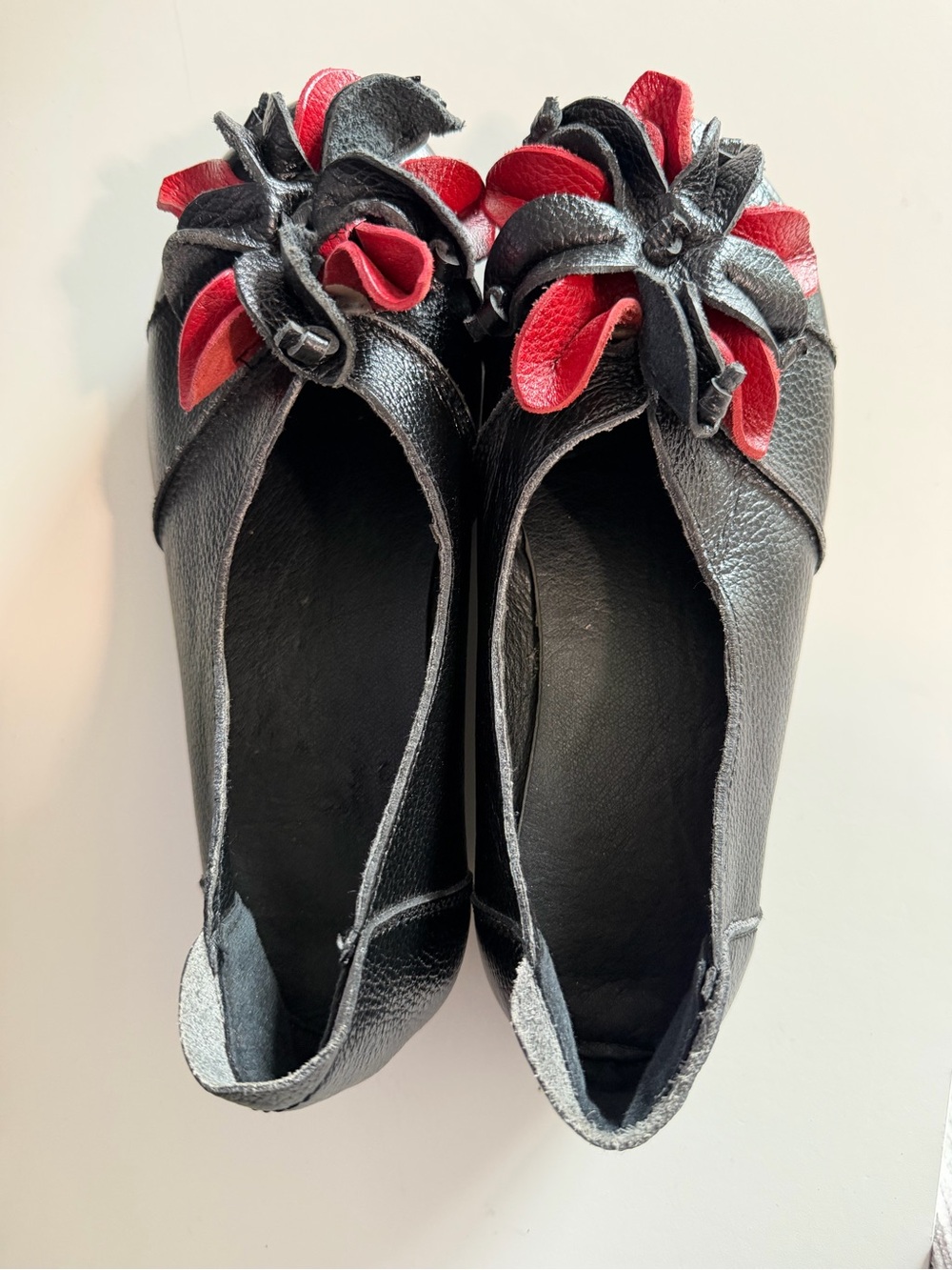 Unbranded Pebbled Leather Artsy Flats Shoes red black floral 3-D decor Size 6.5